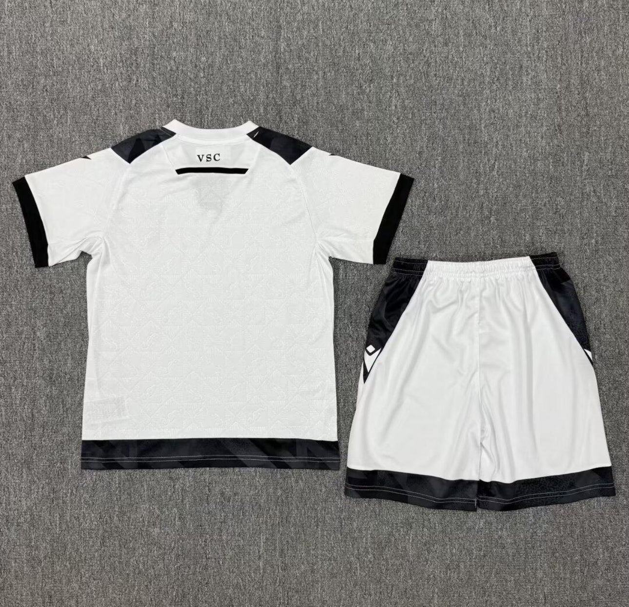 Conjunto infantil Vitória Guimarães Local branca 25/26