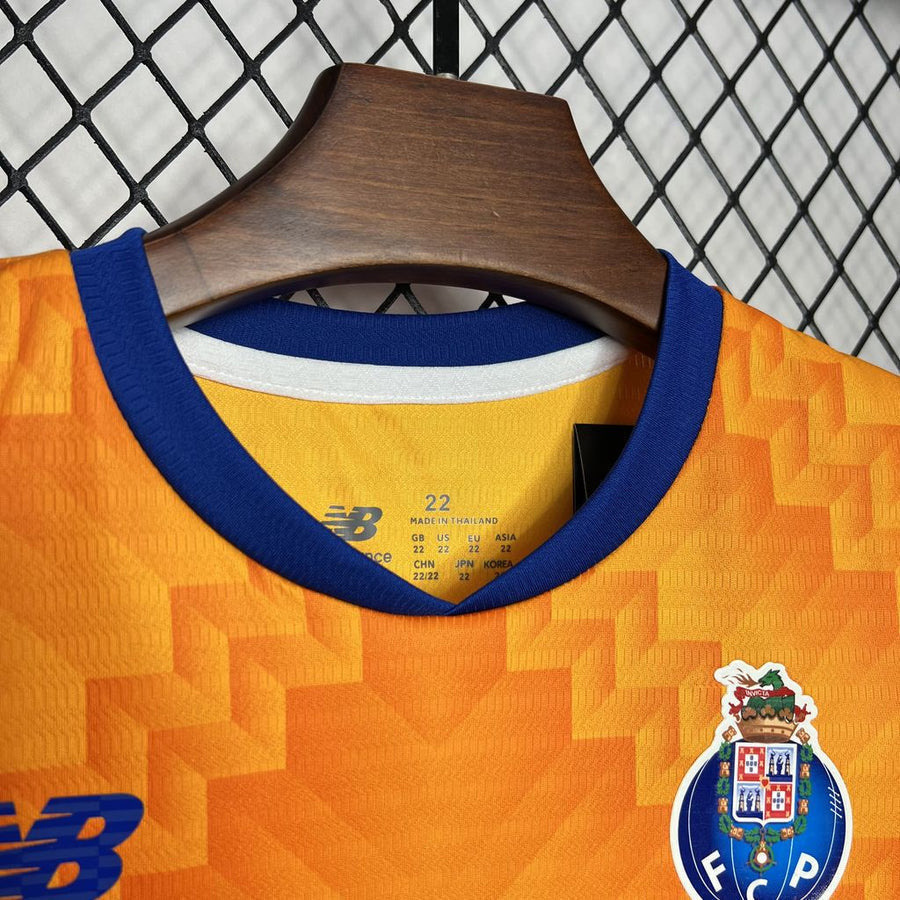 Conjunto infantil laranja Visitante 24/25