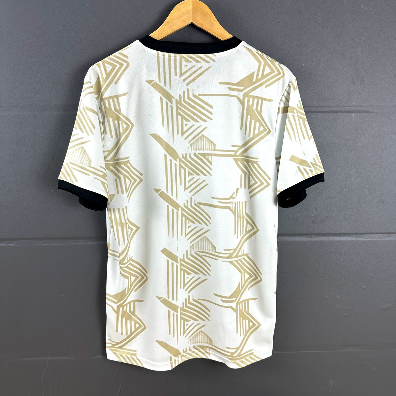 Camisola concept branca/dourada 25/26