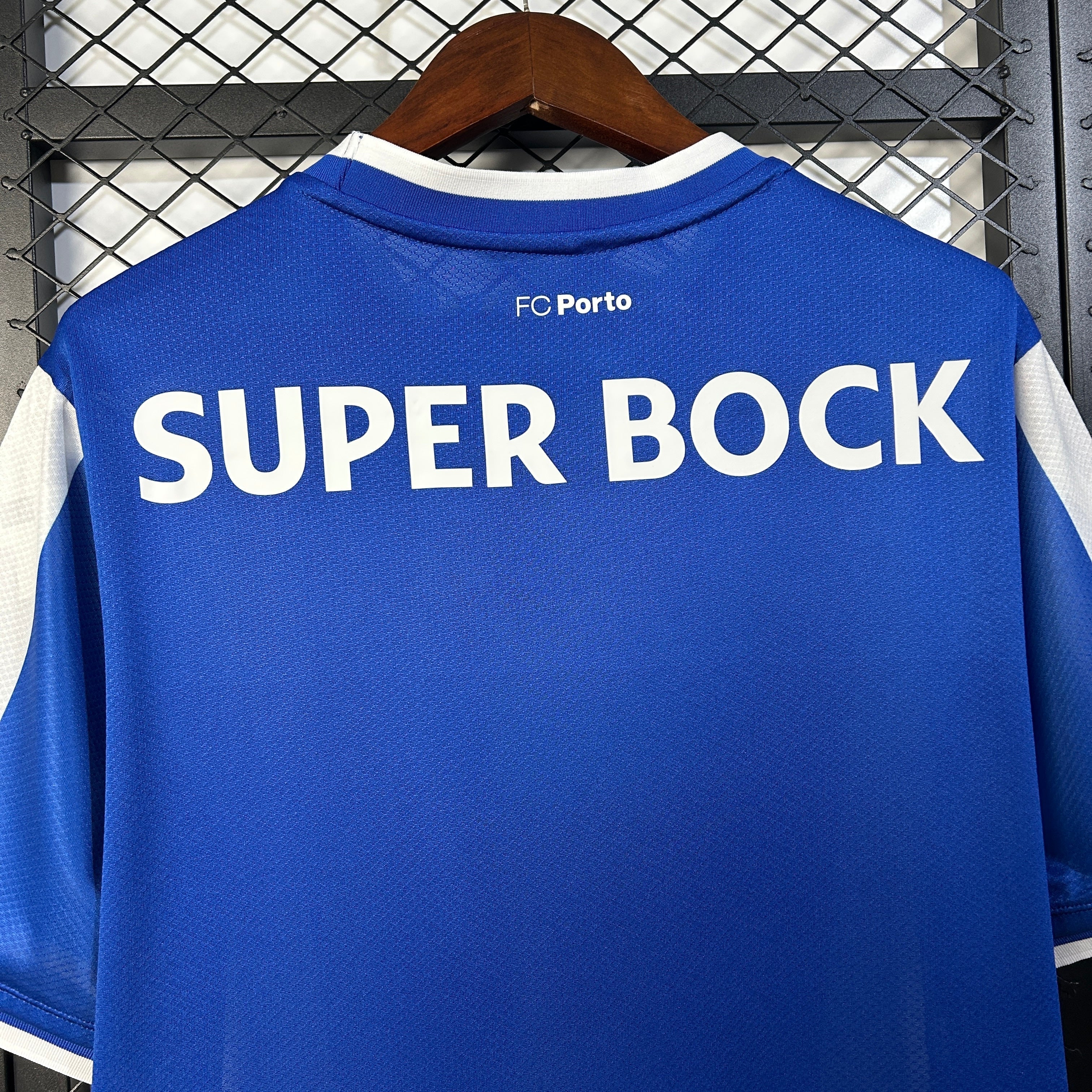 Camisola primeiro equipamento azul/branco 25/26 Emblema bordado