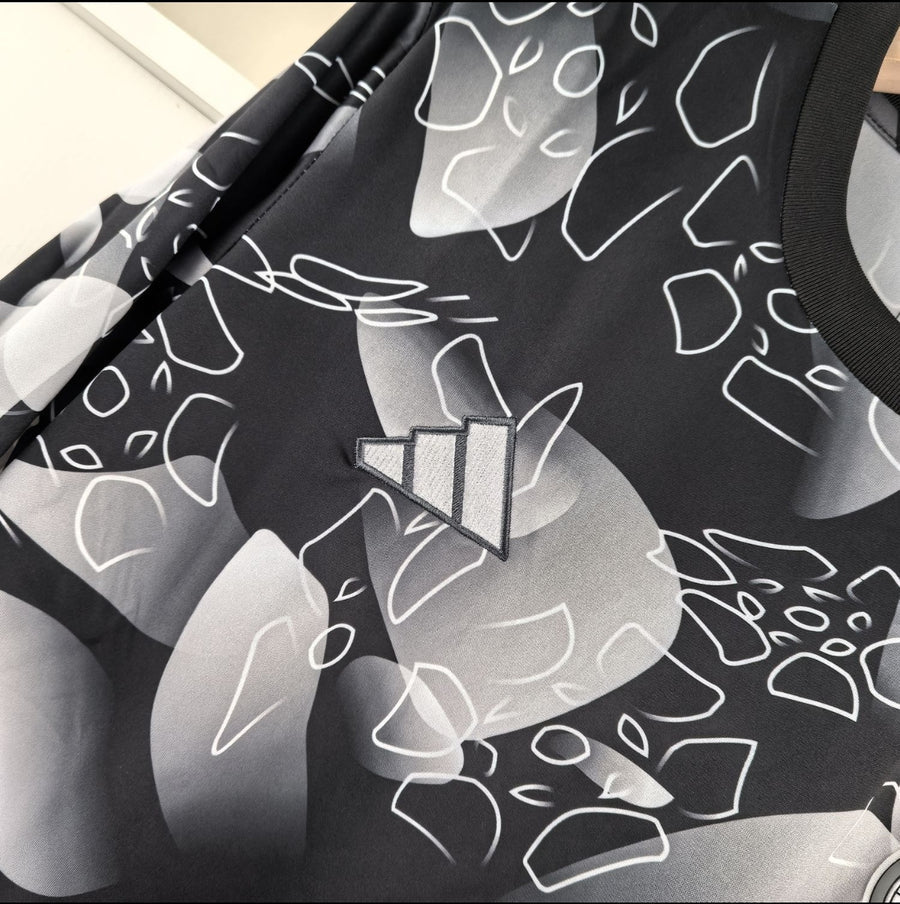 Camisola pré jogo cinza/preto 24/25