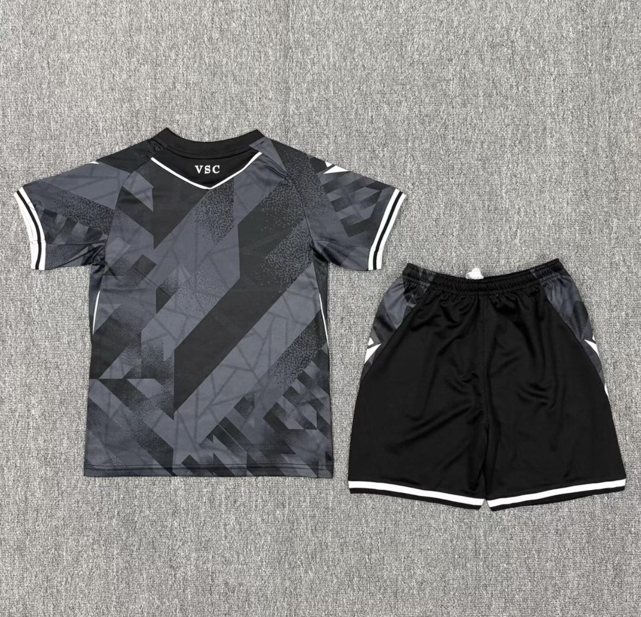 Conjunto infantil Vitória Guimarães Visitante preto 25/26