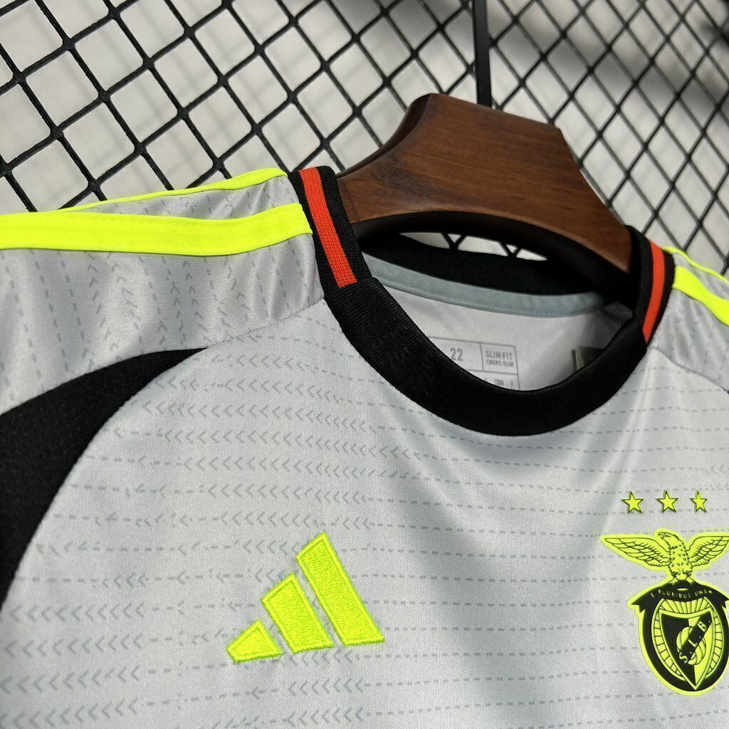 Conjunto infantil Tercera equipamento 24/25 cinza